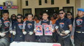 Kapolres Lumajang (AKBP. M. Arsal Sahban) menunjukkan foto dan identitas dua pelaku perampokan yang ditembak mati akibat melawan polisi saat hendak ditangkap.