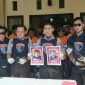 Kapolres Lumajang (AKBP. M. Arsal Sahban) menunjukkan foto dan identitas dua pelaku perampokan yang ditembak mati akibat melawan polisi saat hendak ditangkap.