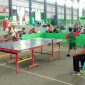 Keseruan beberapa murid tengah mengikuti pekan olah raga jenis tenis meja, di Gor Indoor, Sampang.