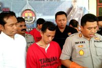 Konferensi Pers: Polres Sampang ungkap kasus pencabulan seorang paman terhadap keponakannya sendiri hingga hamil.