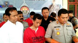 Konferensi Pers: Polres Sampang ungkap kasus pencabulan seorang paman terhadap keponakannya sendiri hingga hamil.