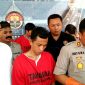 Konferensi Pers: Polres Sampang ungkap kasus pencabulan seorang paman terhadap keponakannya sendiri hingga hamil.
