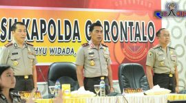 Kapolda Gorontalo Brigjen Pol Drs. Wahyu Widada, M.Phil (tengah).