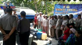 Berlangsungnya kegiatan penyaluran air bersih oleh ASN Polres Blitar kepada warga Desa Ngeni, Kec. Wonotirto, Blitar.