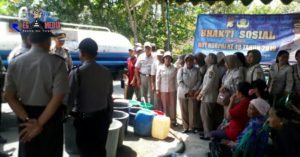 HUT Korpri Ke-48, ASN Polres Blitar Salurkan Bantuan Air Bersih