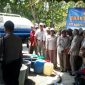 Berlangsungnya kegiatan penyaluran air bersih oleh ASN Polres Blitar kepada warga Desa Ngeni, Kec. Wonotirto, Blitar.