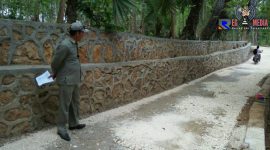 Sekretaris Komisi I DPRD Kabupaten Sampang (R. Aulia Rahman) saat sidak Dana Desa Angsokah, Kecamatan Omben, Sampang.