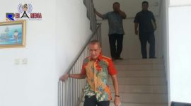 Tersangka kasus kambing etawa, Mulyanto Dahlan (baju batik) bersama Syamsul Arifin di belakangnya saat hendak kembali ke Lapas II Bangkalan.