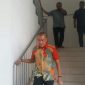 Tersangka kasus kambing etawa, Mulyanto Dahlan (baju batik) bersama Syamsul Arifin di belakangnya saat hendak kembali ke Lapas II Bangkalan.