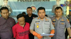 Tersangka JK (baju merah tahanan) didampingi Kapolres Sampang (AKBP. Didit BWS) saat konferensi pers dalam pengungkapan pelaku pembunuhan di Desa Bunten Barat, Ketapang, Sampang.