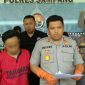 Tersangka JK (baju merah tahanan) didampingi Kapolres Sampang (AKBP. Didit BWS) saat konferensi pers dalam pengungkapan pelaku pembunuhan di Desa Bunten Barat, Ketapang, Sampang.