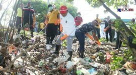 Bupati Bangkalan pungut langsung tumpukan sampah plastik ( foto : Humas Pemkab Bangkalan)