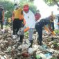 Bupati Bangkalan pungut langsung tumpukan sampah plastik ( foto : Humas Pemkab Bangkalan)