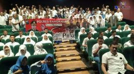 Keluarga besar Polres Bangkalan sebelum nonton bareng pose bersama puluhan pelajar