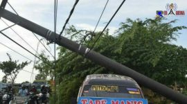 Sebuah mobil terlihat tertimpa tiang listrik pasca angin puting beliung