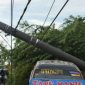 Sebuah mobil terlihat tertimpa tiang listrik pasca angin puting beliung
