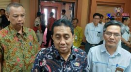 Rektor UTM, Muh. Syarif bersama General Manager PT PLN Persero Distribusi Jawa Timur Bob Saril