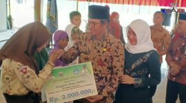 Secara simbolis Bupati Bangkalan R. Abdul Latif Amin Imron di dampingi istrinya memberikan penghargaan
