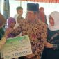 Secara simbolis Bupati Bangkalan R. Abdul Latif Amin Imron di dampingi istrinya memberikan penghargaan