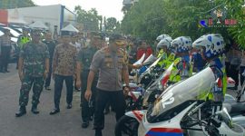 Kapolres Bangkalan AKBP Rama Samtama Putra bersama Forkopimda mengecek persiapan kendaraan personel