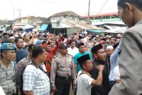 Warga Palengaan saat berdemo di Kantor Camat
