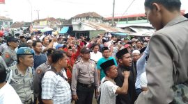 Warga Palengaan saat berdemo di Kantor Camat