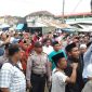 Warga Palengaan saat berdemo di Kantor Camat