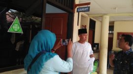 Aula Rahman Ketua Komisi 1 saat sidak di ruangan Camat Sampang