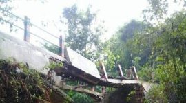Kondisi jembatan sangat memprihatinkan