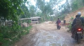 jalan Kabupaten didesa Gunung Rancak yang membutuhkan perhatian Pemkab Sampang
