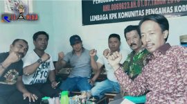 Kompak; pose bersama Dewan Pengurus Cabang (DPC) Komunitas Pengawas Korupsi (KPK) Kabupaten Sampang.