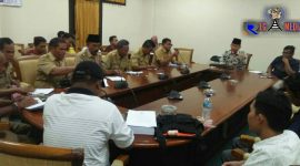 Sekretaris Komisi I DPRD Sampang (R. Aulia Rahman), Camat Sampang dan 6 Lurah saat berada diaula mini kantor DPRD Kab. Sampang.