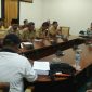 Sekretaris Komisi I DPRD Sampang (R. Aulia Rahman), Camat Sampang dan 6 Lurah saat berada diaula mini kantor DPRD Kab. Sampang.