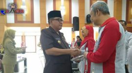 Plt Walikota Blitar (Santoso) saat Memberikan bantuan alat kepada penyandang desabilitas.