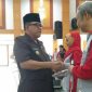 Plt Walikota Blitar (Santoso) saat Memberikan bantuan alat kepada penyandang desabilitas.
