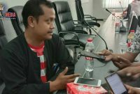 Plt Kepala Bidang Pengelolaan Sungai DPUPR Kabupaten Sampang (Agus) saat diwawancara awak media.