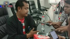Plt Kepala Bidang Pengelolaan Sungai DPUPR Kabupaten Sampang (Agus) saat diwawancara awak media.