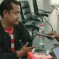 Plt Kepala Bidang Pengelolaan Sungai DPUPR Kabupaten Sampang (Agus) saat diwawancara awak media.