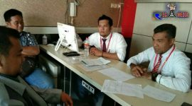 Perwakilan keluarga korban saat ditemui Kompol Heru di gedung Ditreskrimum Polda Jatim.