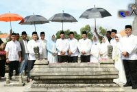 Bupati Sampang (H. Slamet Junaidi) dan Wakil Bupati Sampang (H. Abdullah Hidayat) didampingi Forkopimda Sampang saat berziarah ke Makam Rato Ebu.