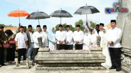 Bupati Sampang (H. Slamet Junaidi) dan Wakil Bupati Sampang (H. Abdullah Hidayat) didampingi Forkopimda Sampang saat berziarah ke Makam Rato Ebu.