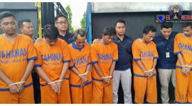 Enam tersangka yang diamankan Polda Jatim terkait kasus penyalahgunaan BBM.