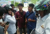 Terlihat awak media tengah meminta keterangan terhadap beberapa orang yang di panggil penyidik tipikor Polres Sampang.