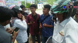 Terlihat awak media tengah meminta keterangan terhadap beberapa orang yang di panggil penyidik tipikor Polres Sampang.