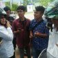 Terlihat awak media tengah meminta keterangan terhadap beberapa orang yang di panggil penyidik tipikor Polres Sampang.