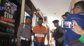 Polisi gelandang pelaku Persetubuhan anak dibawah umur ke sel tahanan Mapolres Bangkalan.