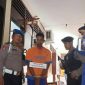 Polisi gelandang pelaku Persetubuhan anak dibawah umur ke sel tahanan Mapolres Bangkalan.