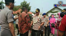 Bupati Sampang (H. Slamet Junaidi) menyambut kedatangan Kepala Baharkam Polri (Komjen Pol Drs. Firli Bahuri, M.Si).