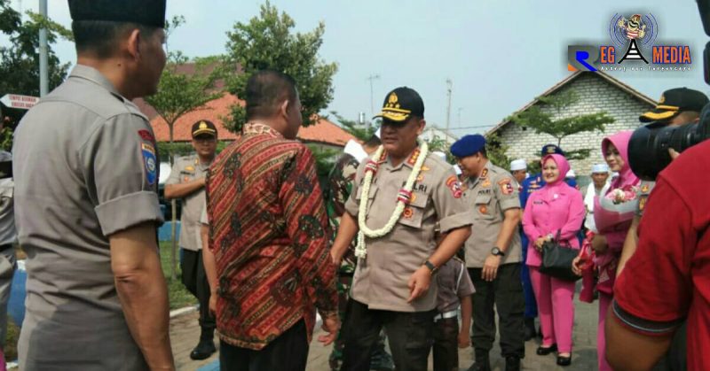 Bupati Sampang (H. Slamet Junaidi) menyambut kedatangan Kepala Baharkam Polri (Komjen Pol Drs. Firli Bahuri, M.Si).