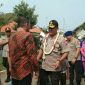 Bupati Sampang (H. Slamet Junaidi) menyambut kedatangan Kepala Baharkam Polri (Komjen Pol Drs. Firli Bahuri, M.Si).
